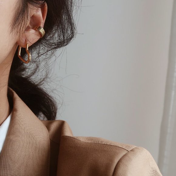 NEW 18K Gold Plated Heart Hoop Earrings - Picture 5 of 8